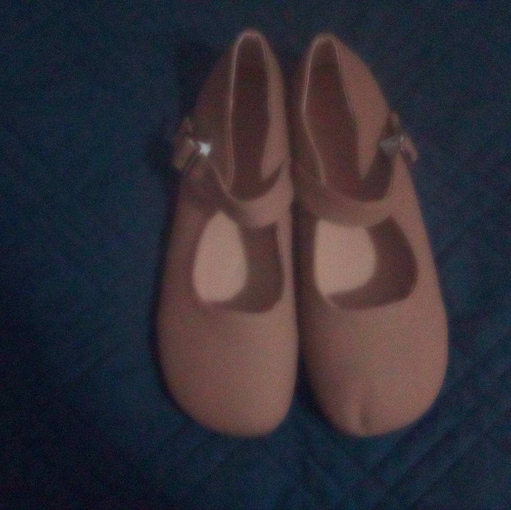 Closed toe shoes for summer wear for women or young girls. Worn any time.
